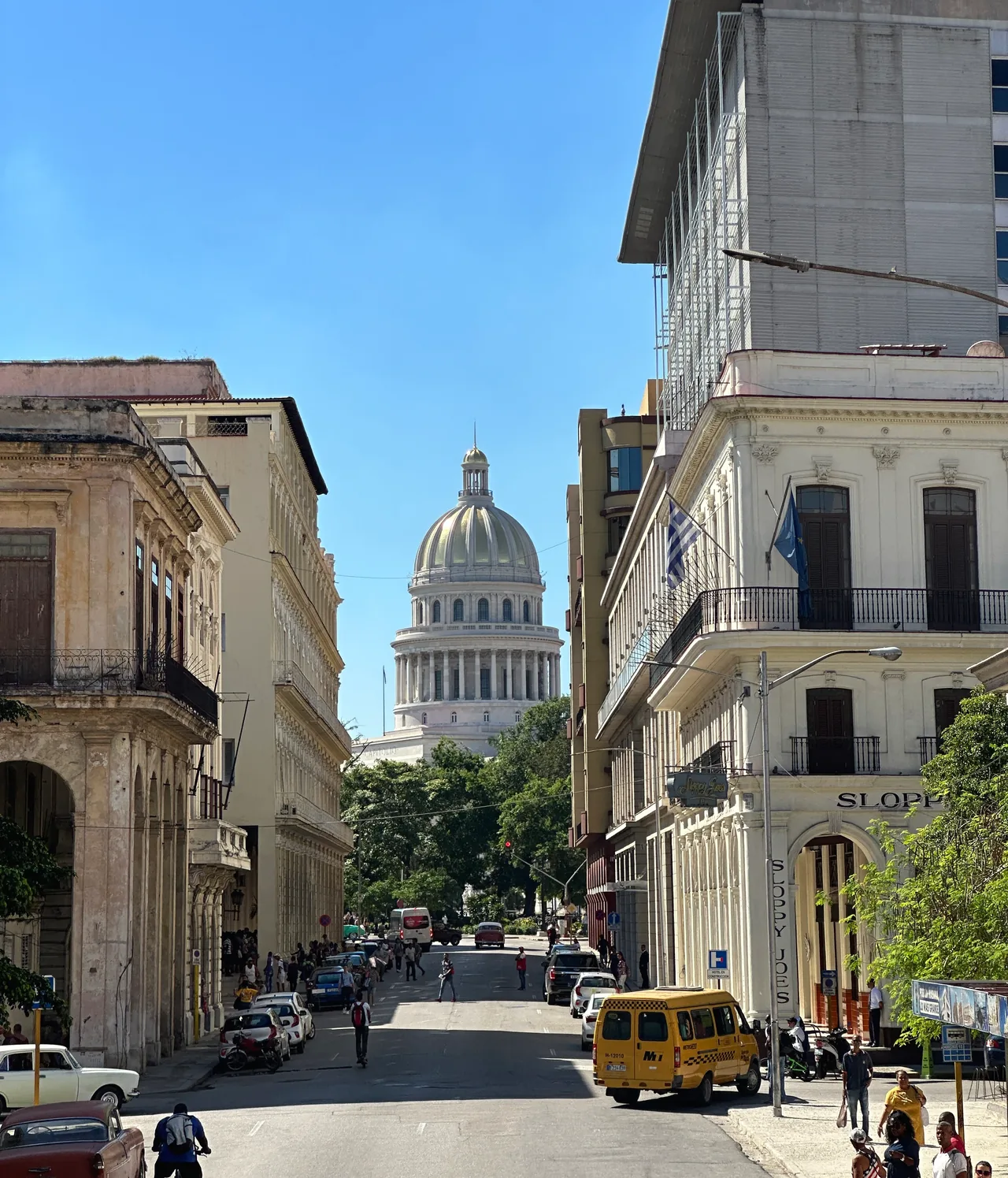 Straße in Havanna mit Blick auf die Kuppel des Capitolio