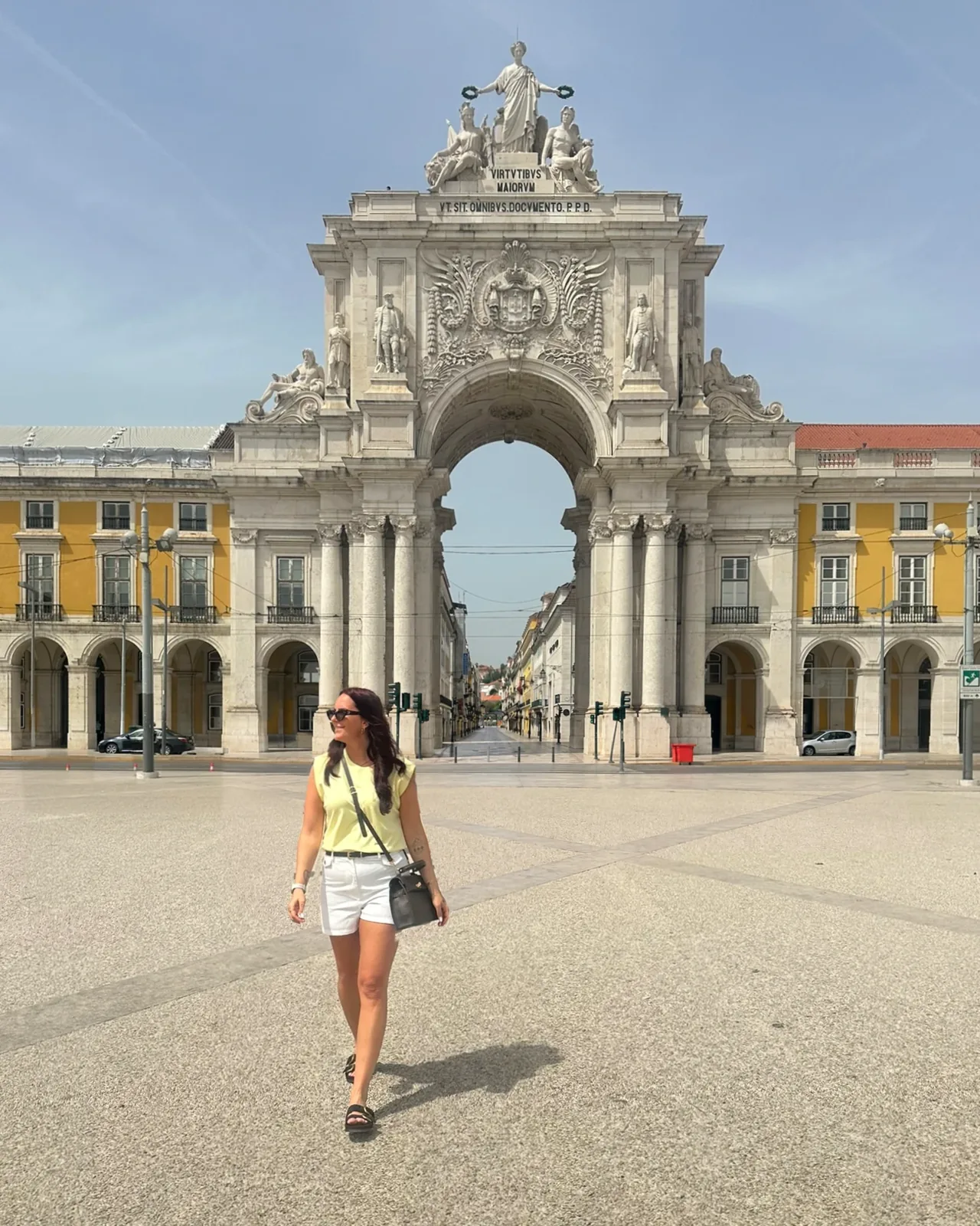 Lena auf der Praça do Comércio in Lissabon