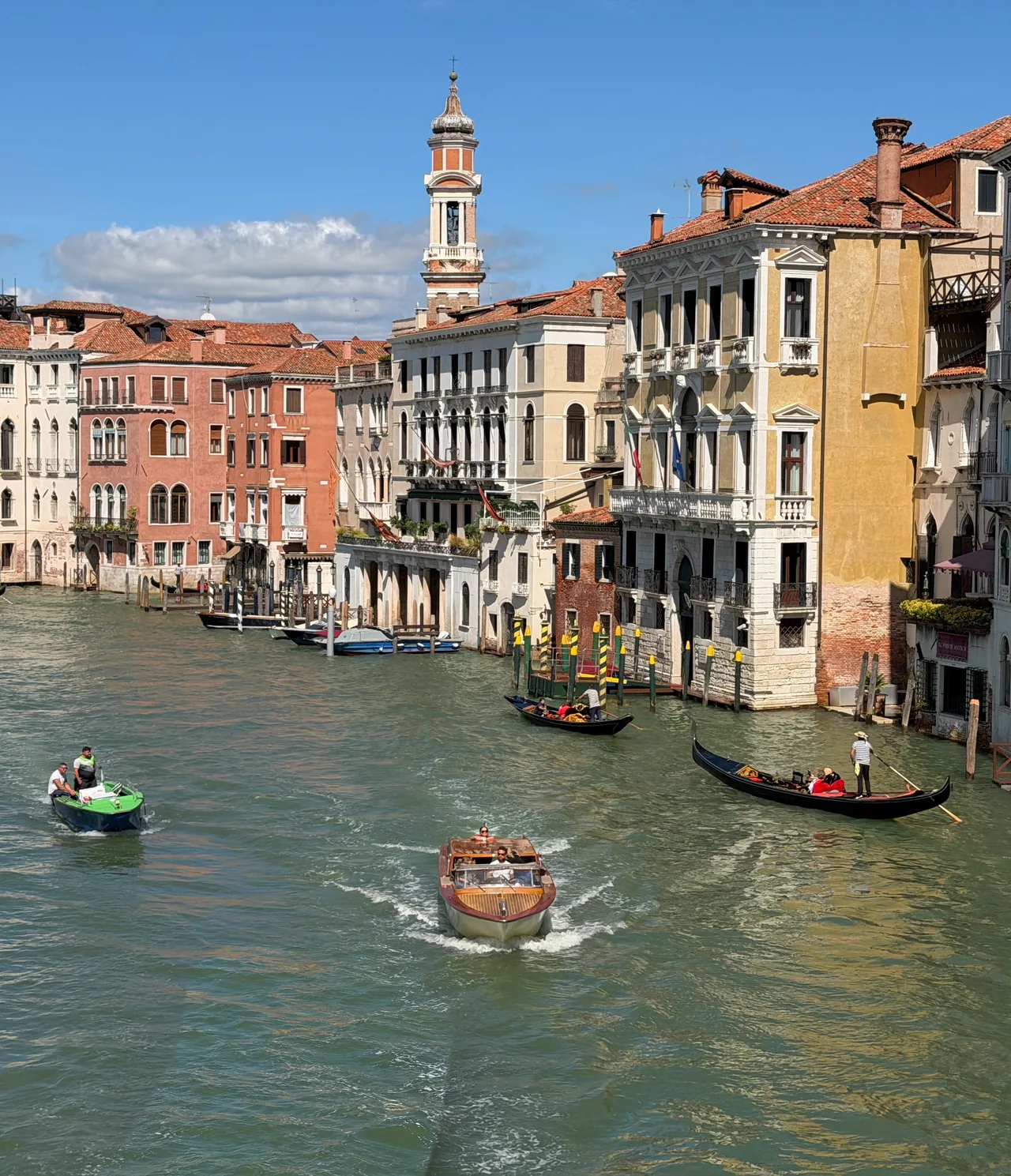Canal Grande in Venedig mit Gondeln und Booten