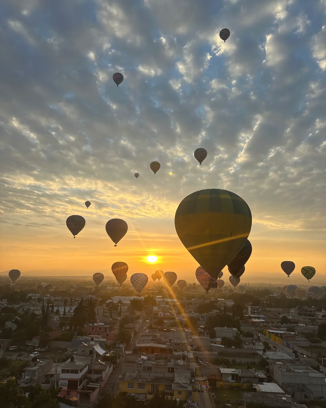 Heißluftballons bei Sonnenaufgang über Teotihuacán