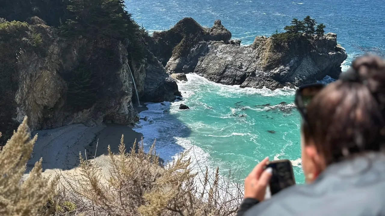 Lena fotografiert eine Bucht mit türkisfarbenem Wasser