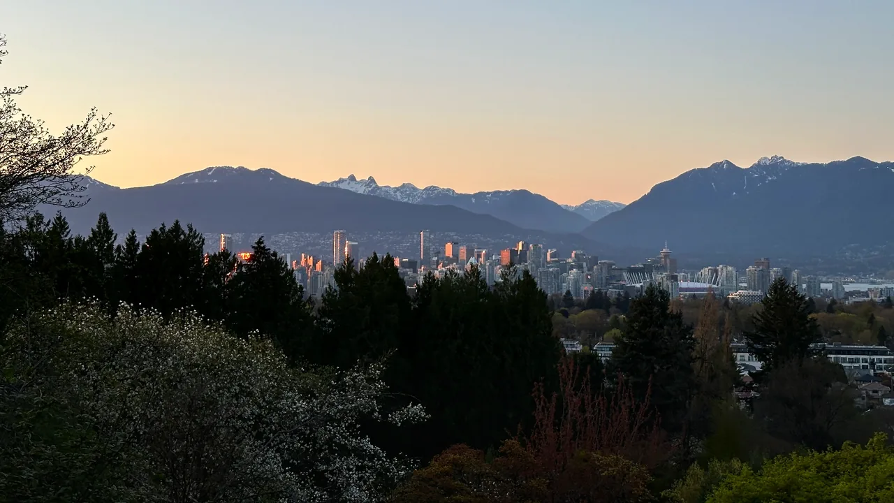 Skyline von Vancouver vor den Bergen in der Abenddämmerung