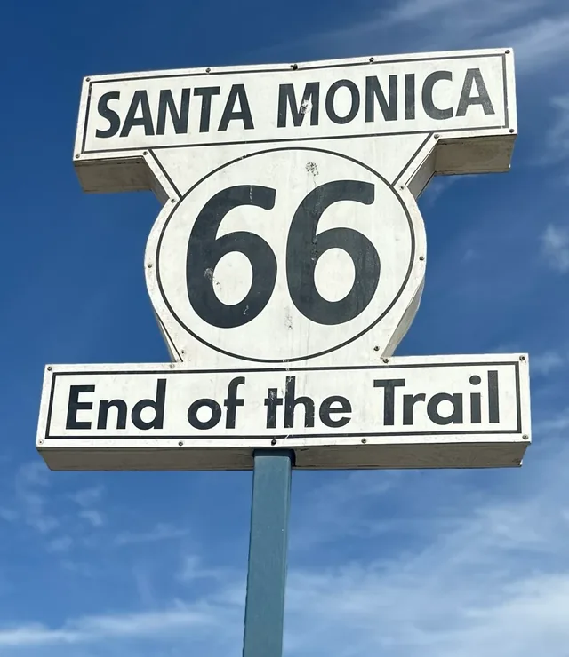 Schild „Santa Monica 66 – End of the Trail“
